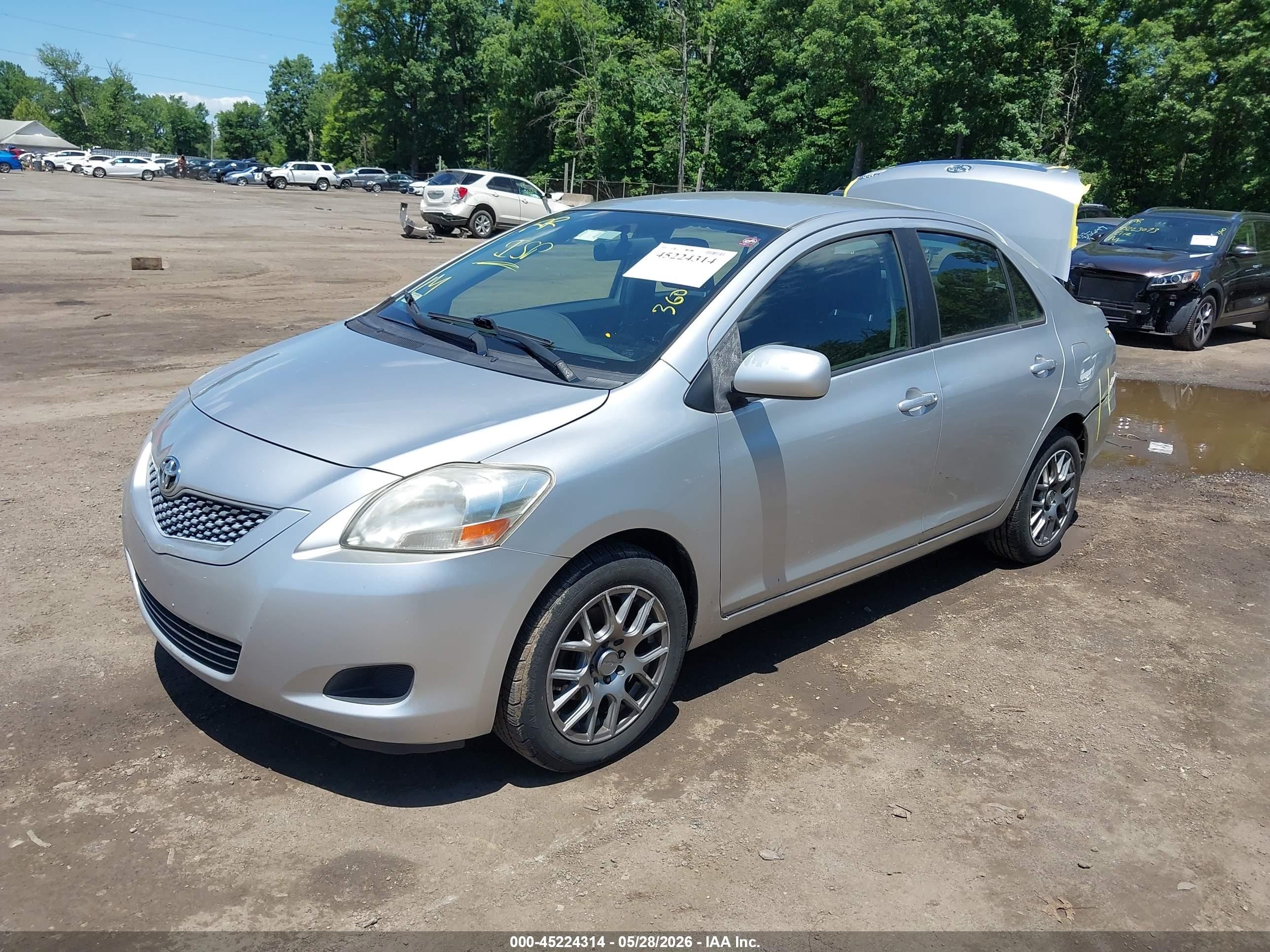 2012 Toyota Yaris   Серебряный vin: JTDBT4K38CL010857