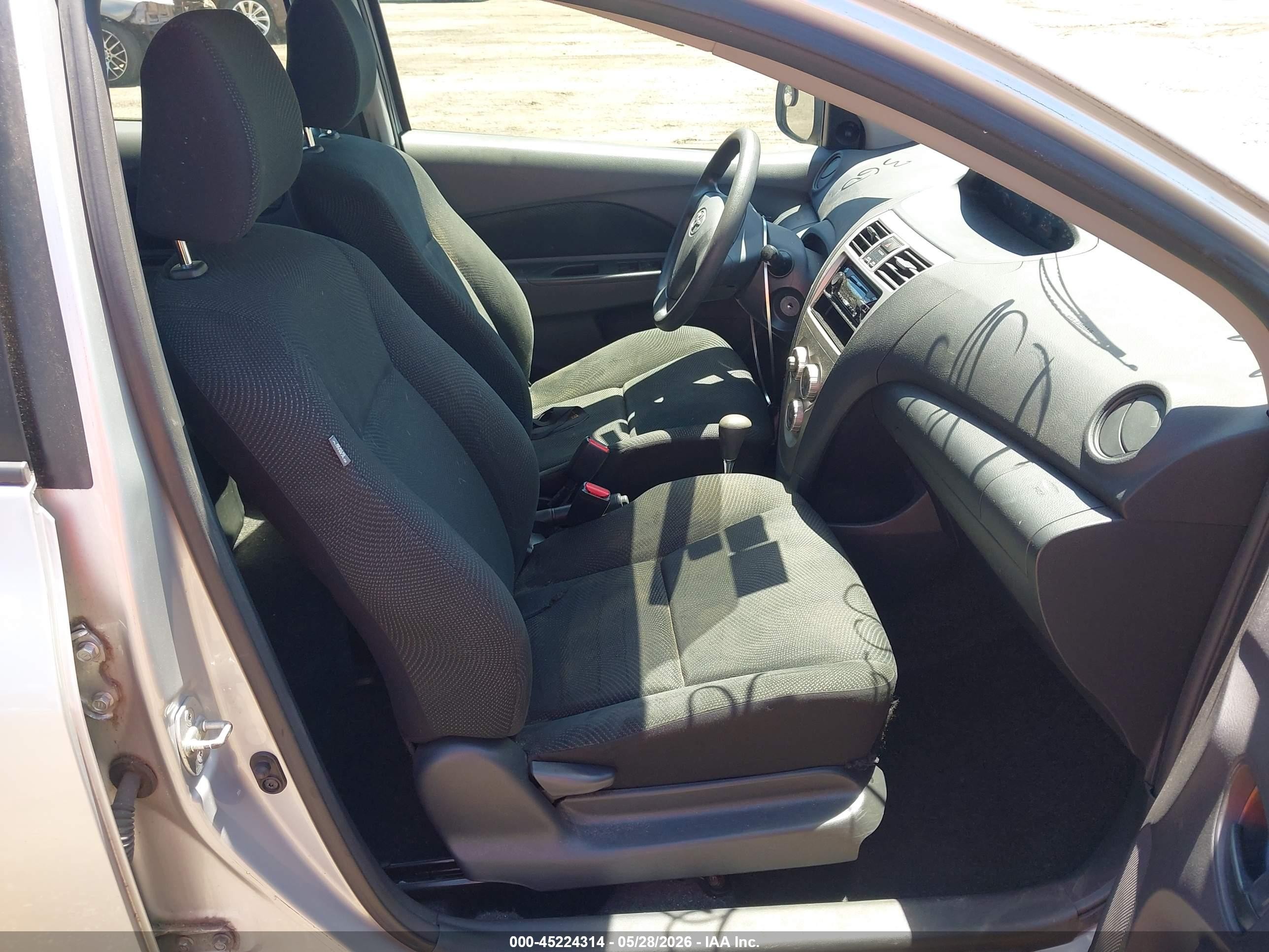 2012 Toyota Yaris   Серебряный vin: JTDBT4K38CL010857