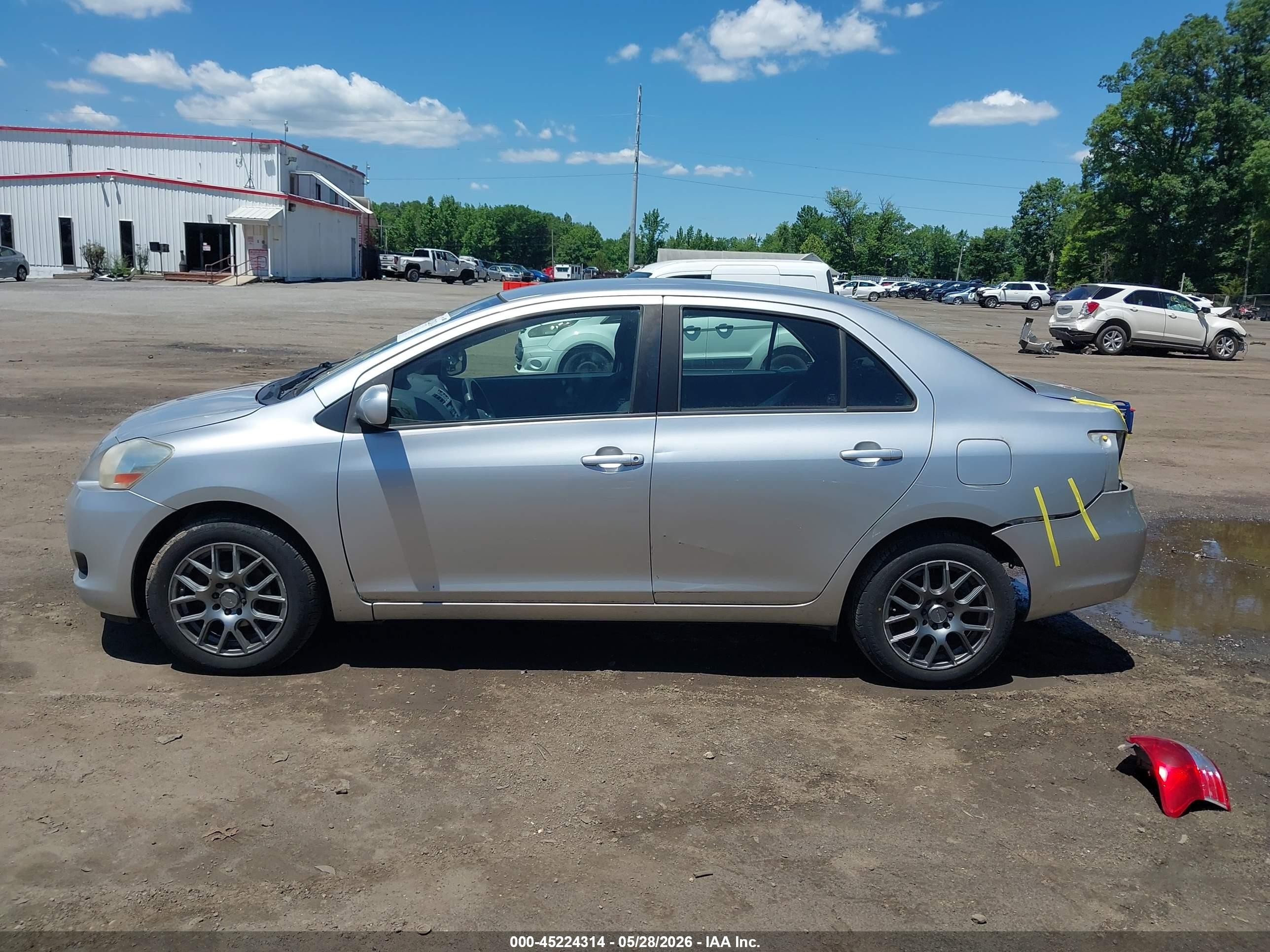 2012 Toyota Yaris   Серебряный vin: JTDBT4K38CL010857