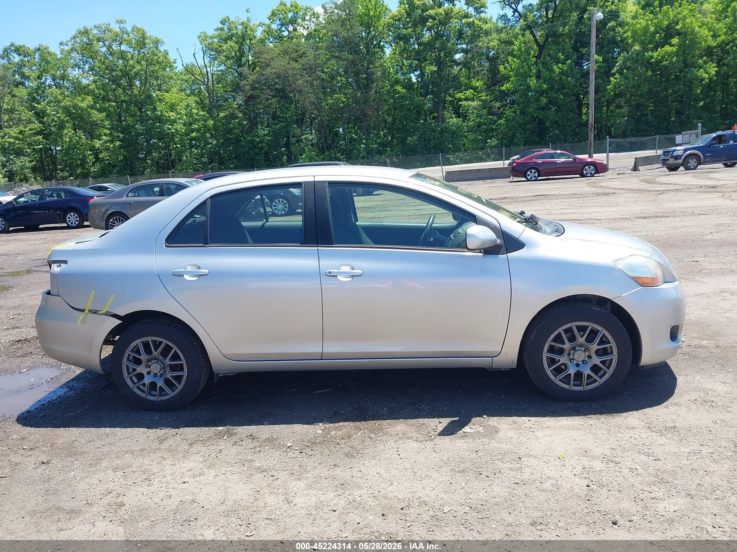 2012 Toyota Yaris   Серебряный vin: JTDBT4K38CL010857