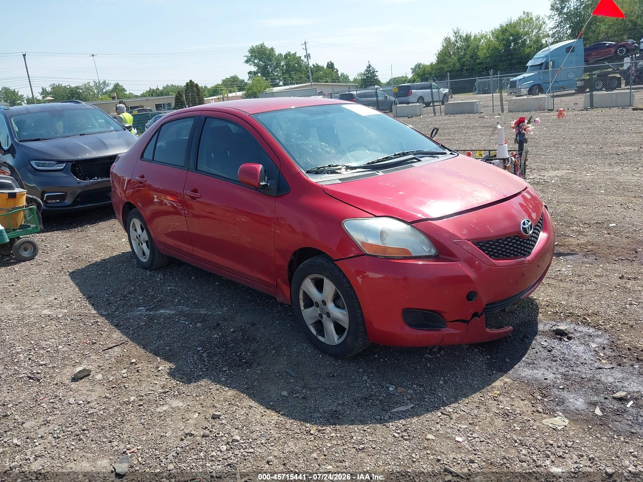 2010 Toyota Yaris Red vin: JTDBT4K39A1369000