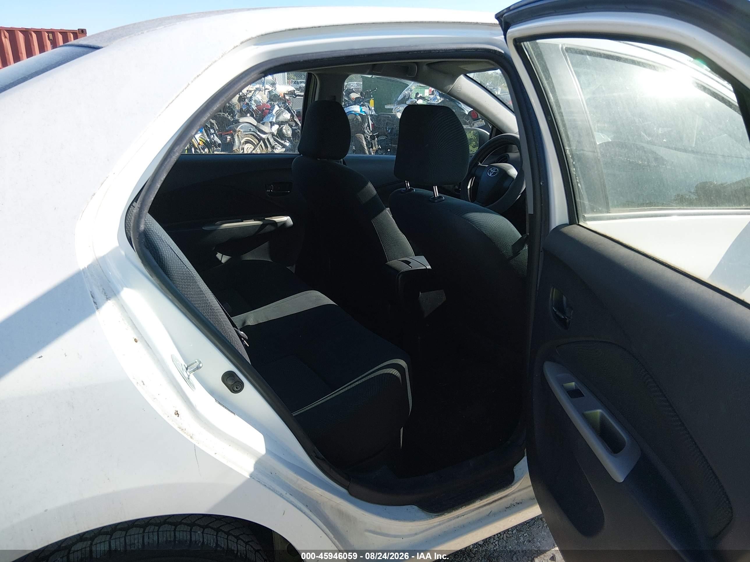 2010 Toyota Yaris   White vin: JTDBT4K3XA1392365