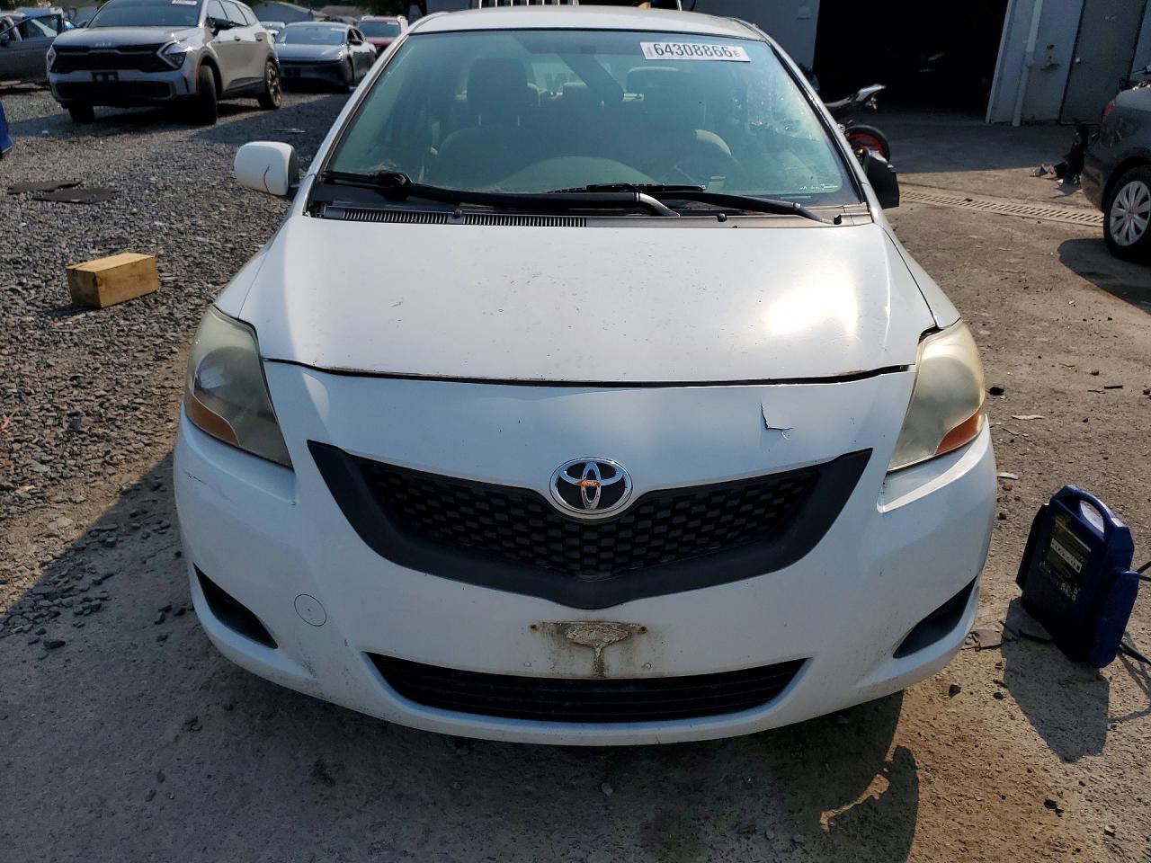 2010 Toyota Yaris Base Белый vin: JTDBT4K3XA1394598