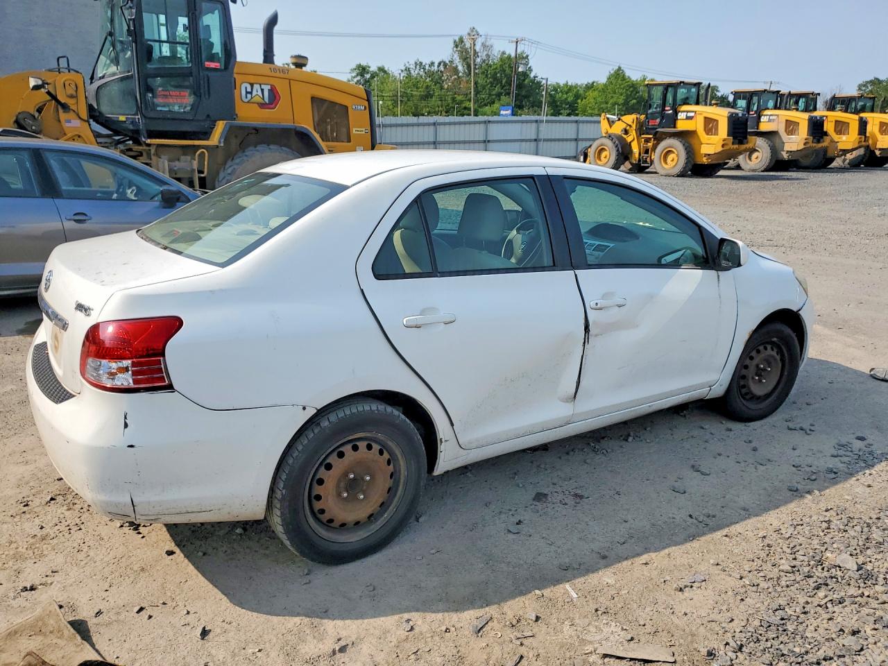 2010 Toyota Yaris Base Белый vin: JTDBT4K3XA1394598