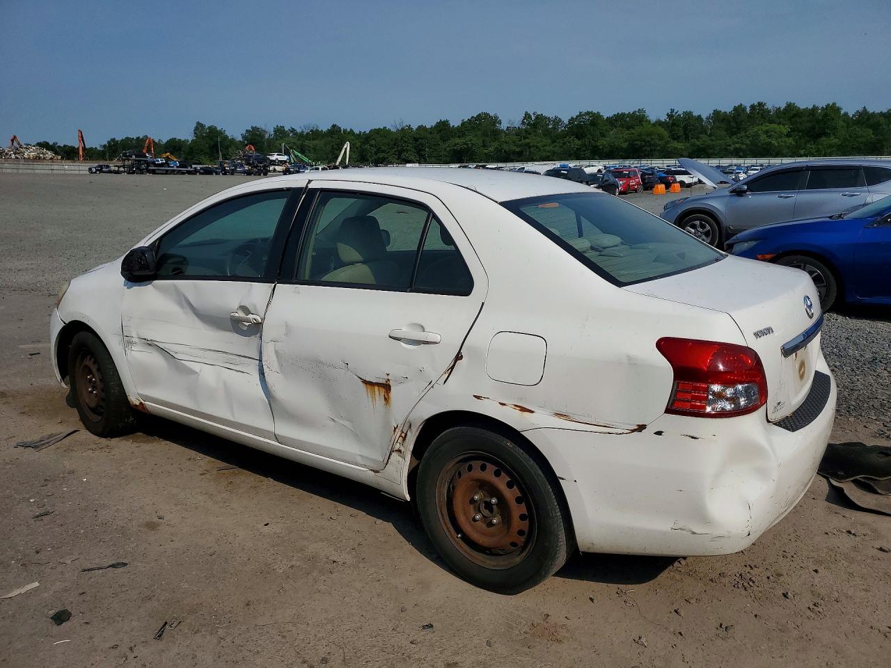 2010 Toyota Yaris Base Белый vin: JTDBT4K3XA1394598