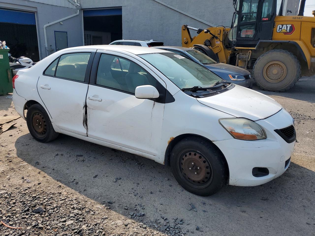 2010 Toyota Yaris Base Белый vin: JTDBT4K3XA1394598