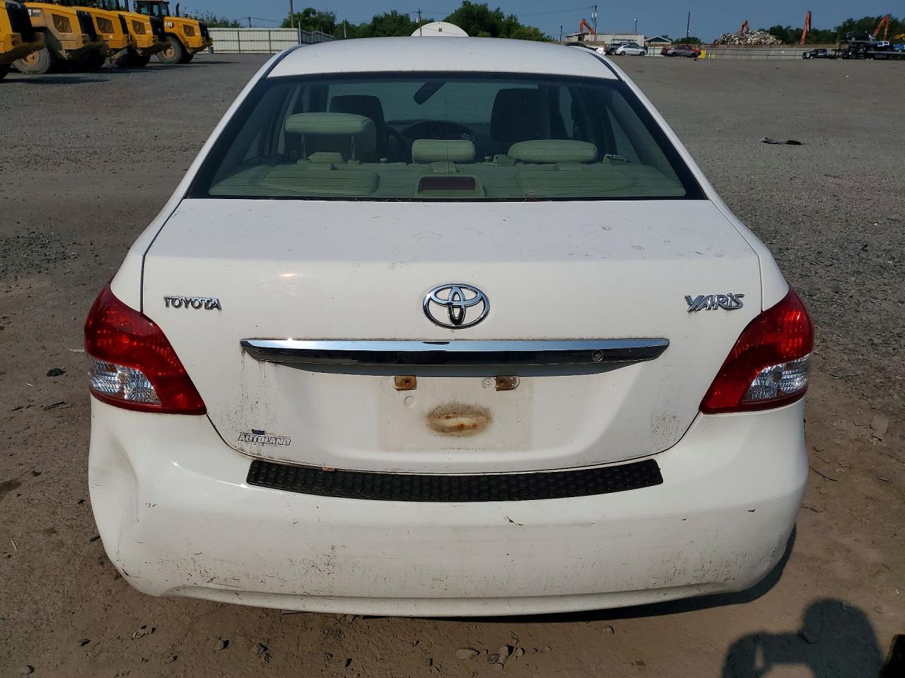 2010 Toyota Yaris Base Белый vin: JTDBT4K3XA1394598