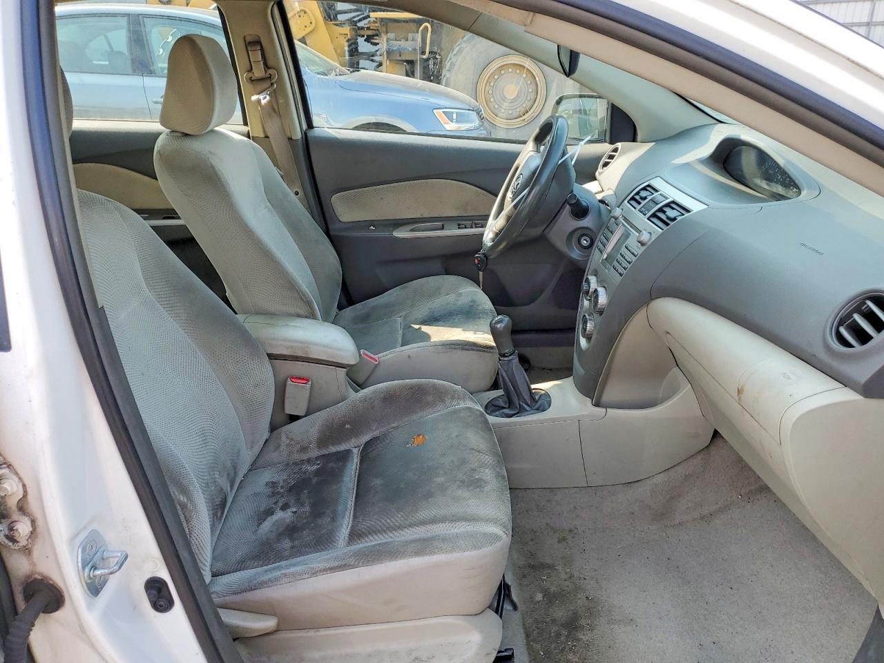 2010 Toyota Yaris Base Белый vin: JTDBT4K3XA1394598