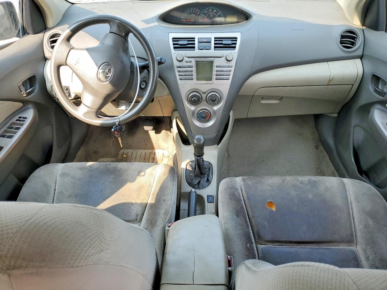2010 Toyota Yaris Base Белый vin: JTDBT4K3XA1394598