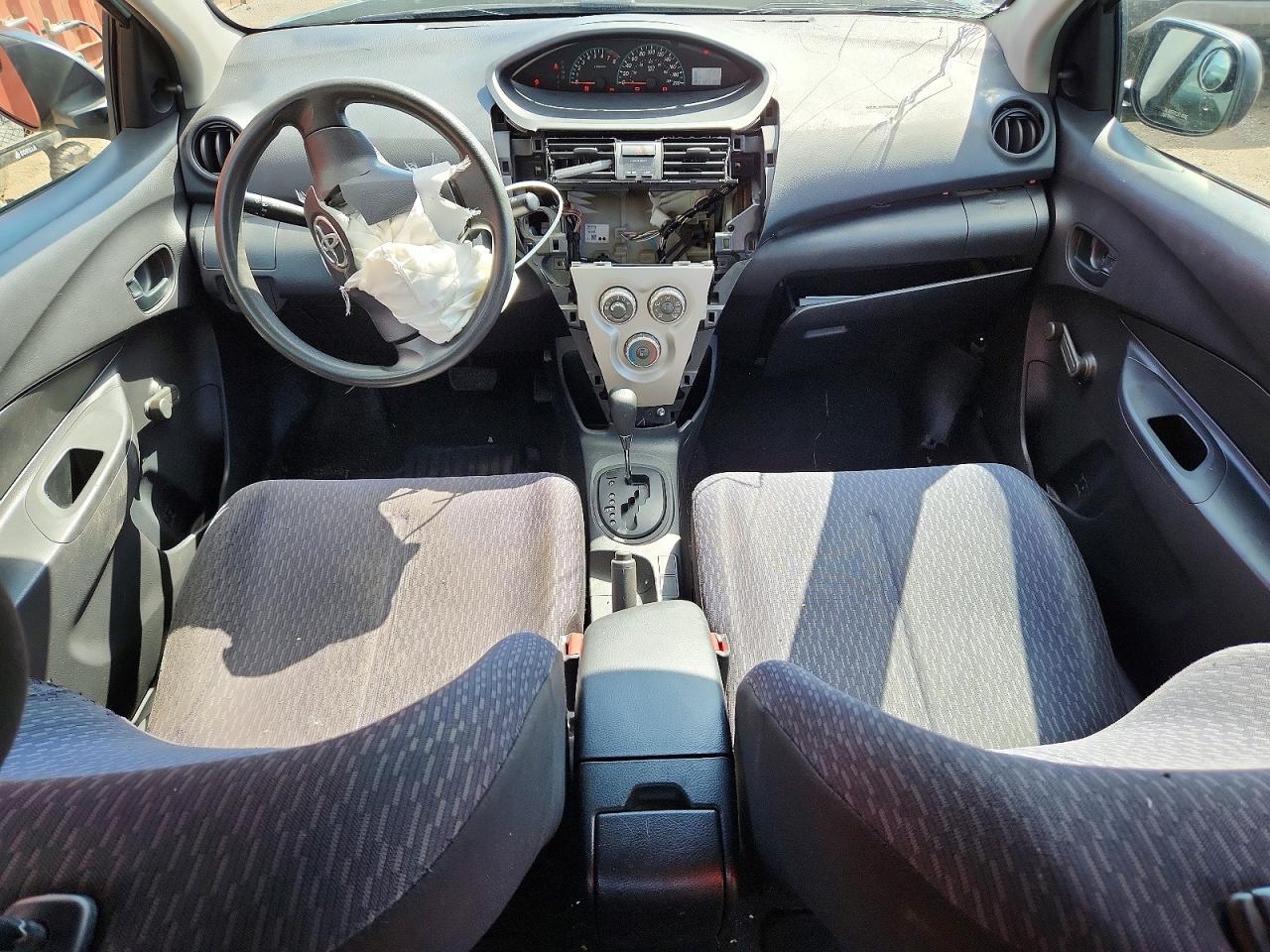 2010 Toyota Yaris Base Зеленый vin: JTDBT4K3XA1394780