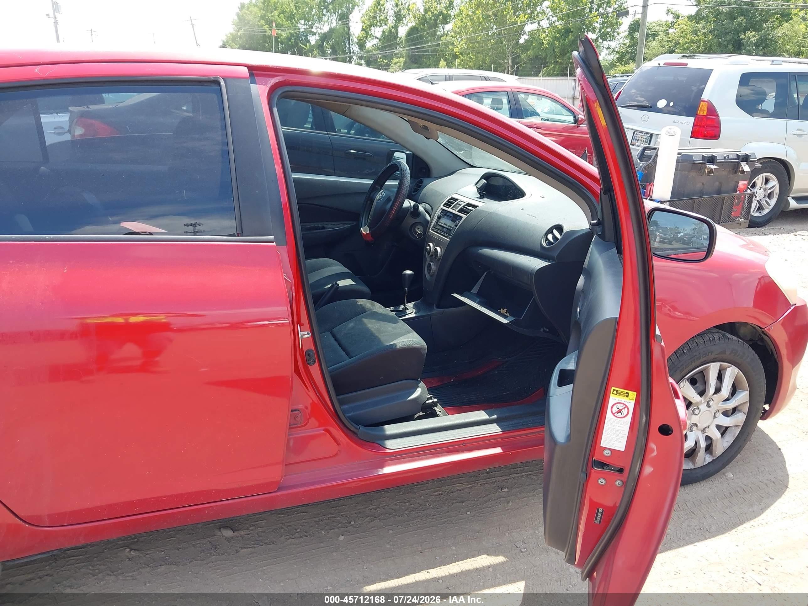 2011 Toyota Yaris Red vin: JTDBT4K3XB1402331