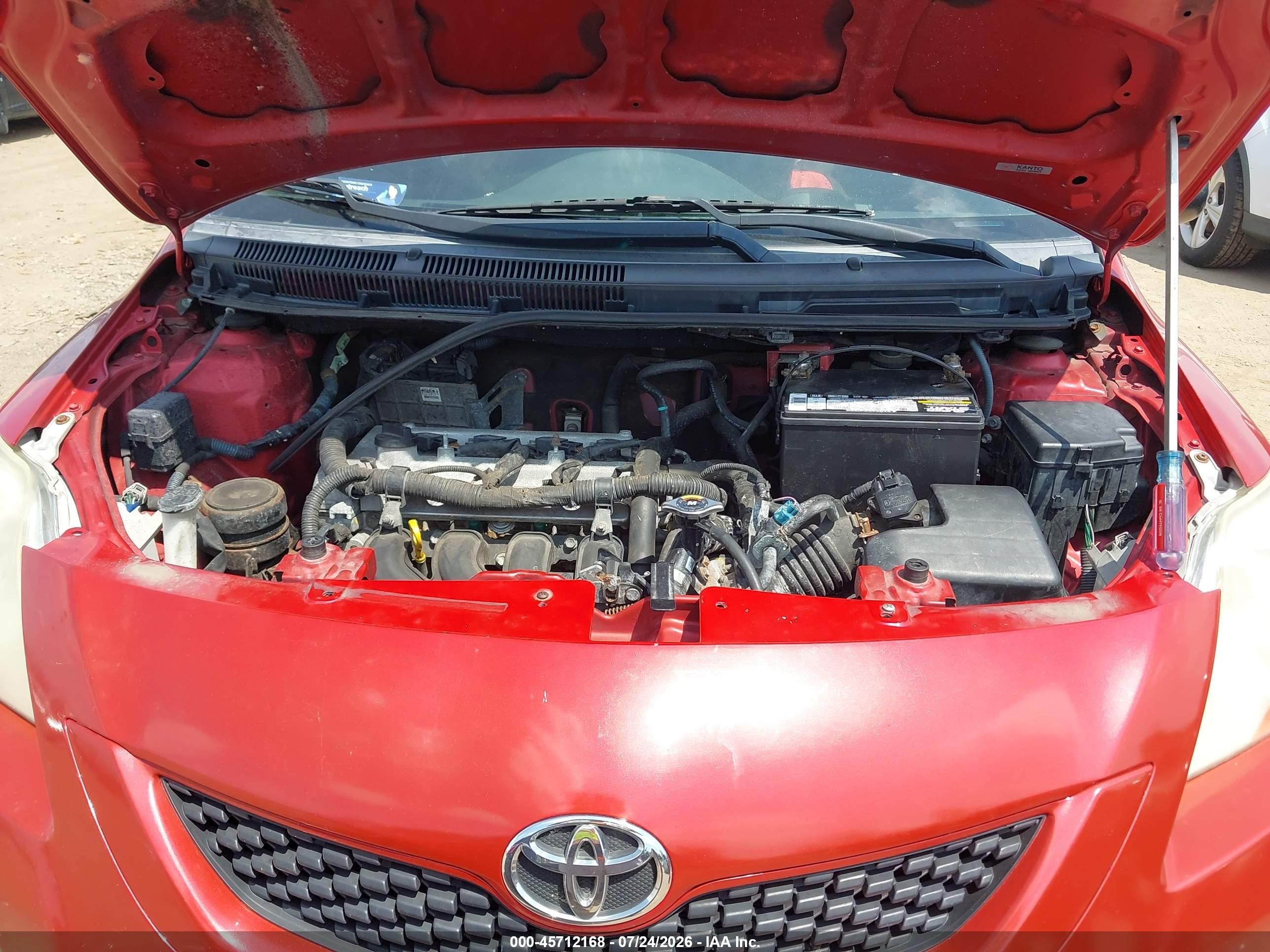 2011 Toyota Yaris Red vin: JTDBT4K3XB1402331