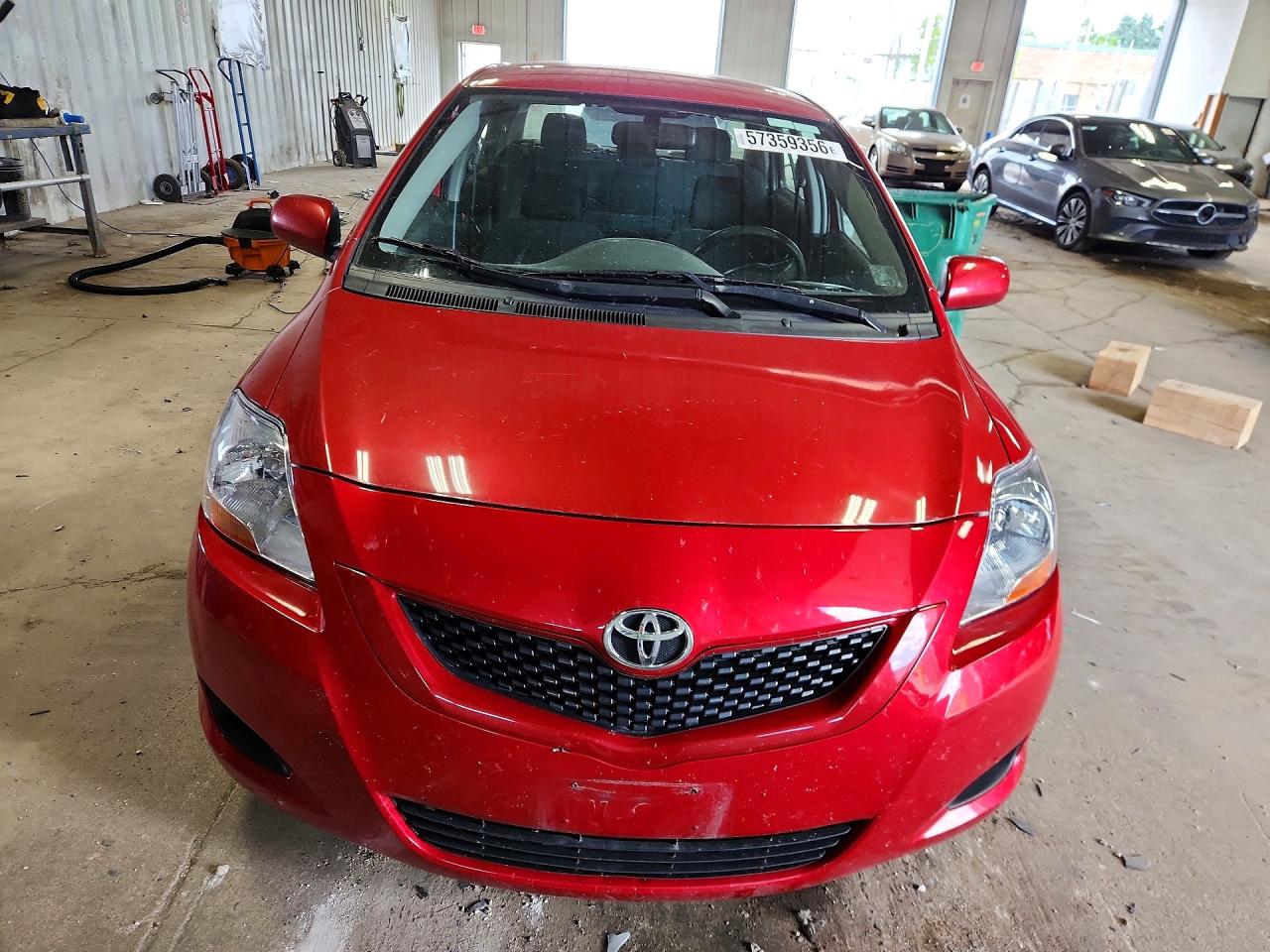 2011 Toyota Yaris Base Red vin: JTDBT4K3XB1405648