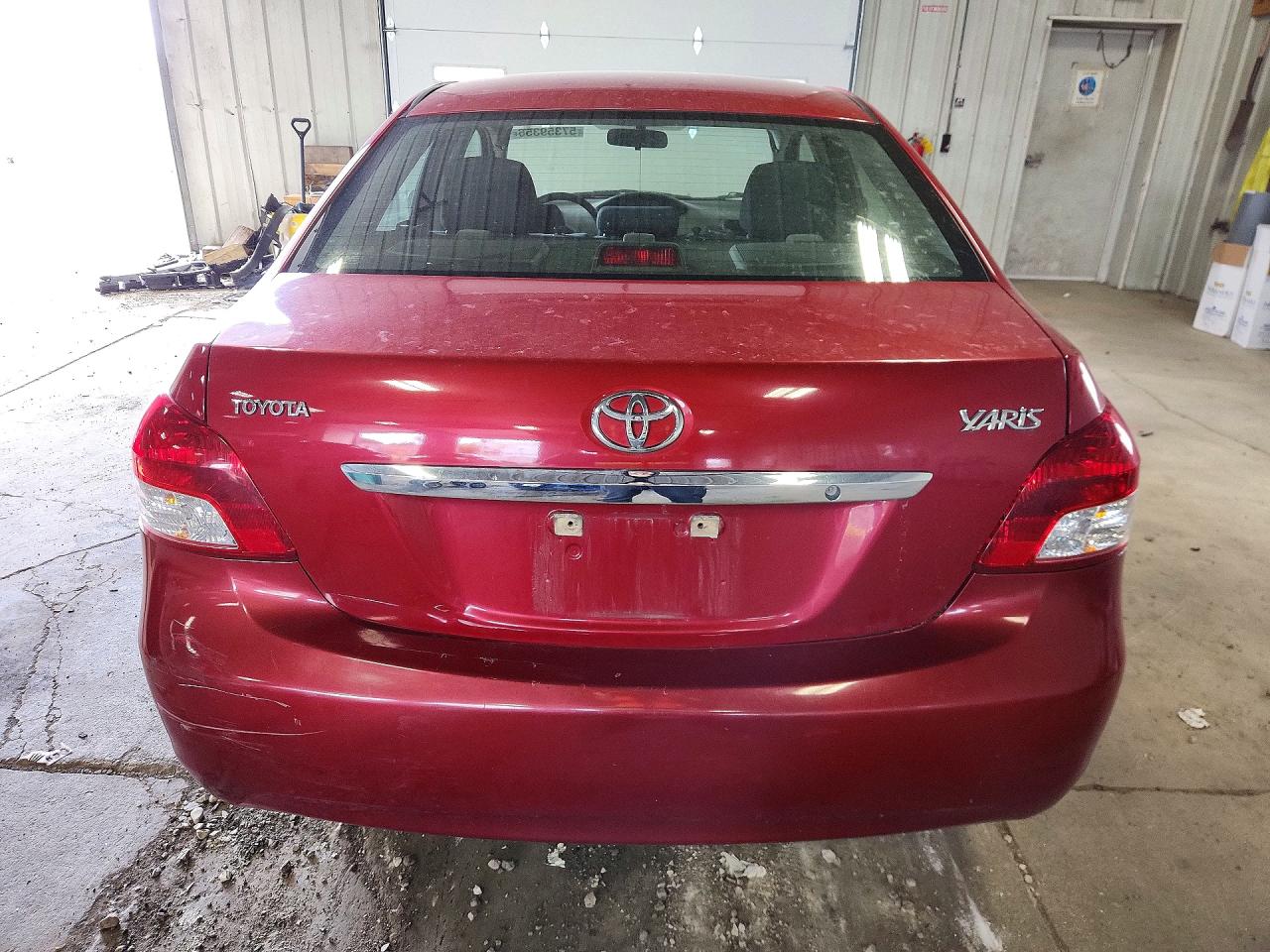 2011 Toyota Yaris Base Red vin: JTDBT4K3XB1405648