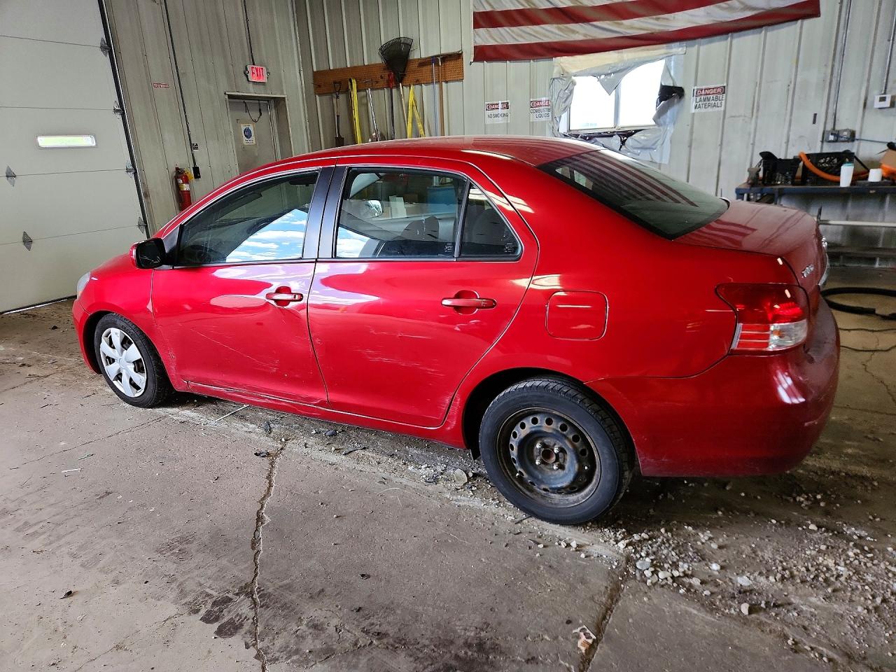 2011 Toyota Yaris Base Red vin: JTDBT4K3XB1405648