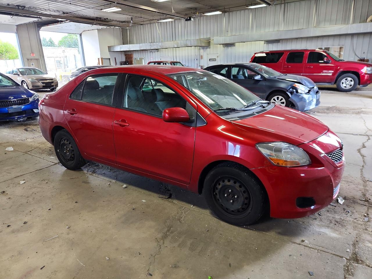 2011 Toyota Yaris Base Red vin: JTDBT4K3XB1405648