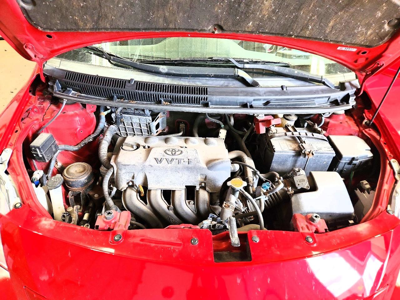 2011 Toyota Yaris Base Red vin: JTDBT4K3XB1405648