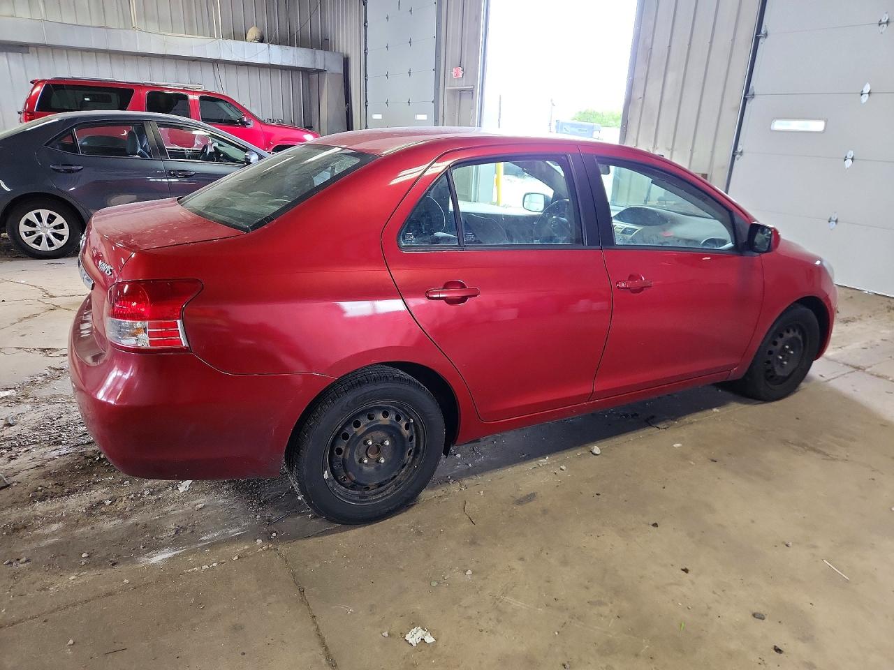 2011 Toyota Yaris Base Red vin: JTDBT4K3XB1405648
