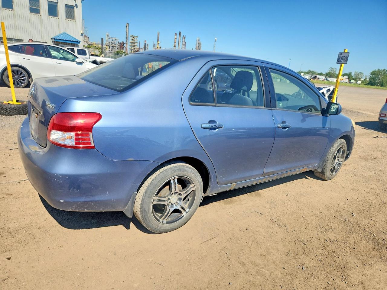 2011 Toyota Yaris Base Синий vin: JTDBT4K3XB1410588