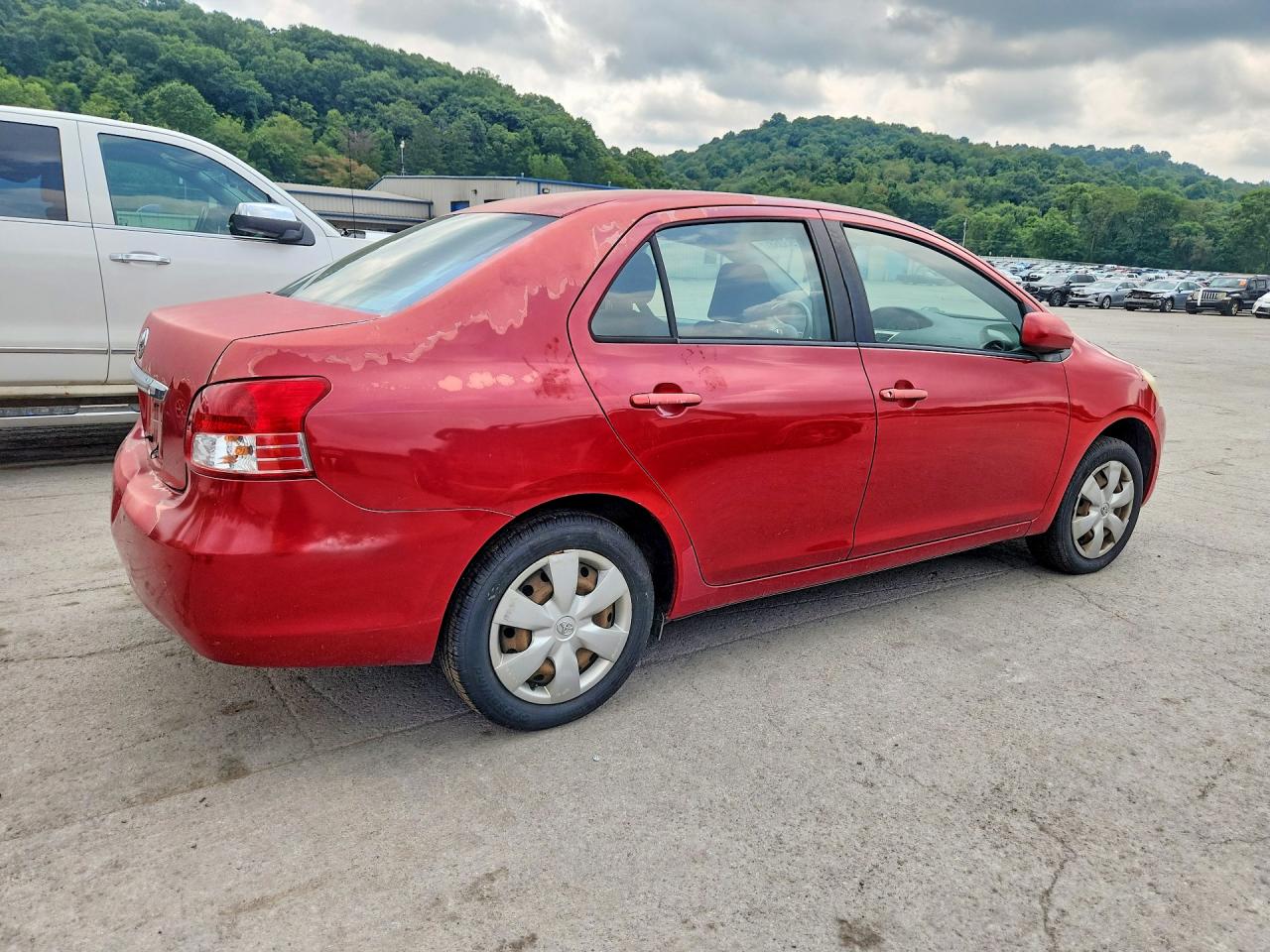 2008 Toyota Yaris Base Red vin: JTDBT903084020686