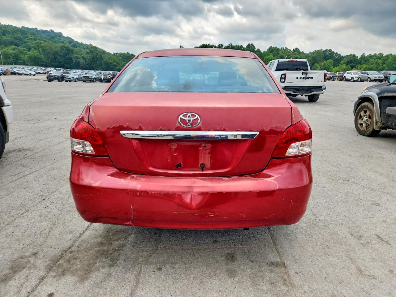 2008 Toyota Yaris Base Red vin: JTDBT903084020686