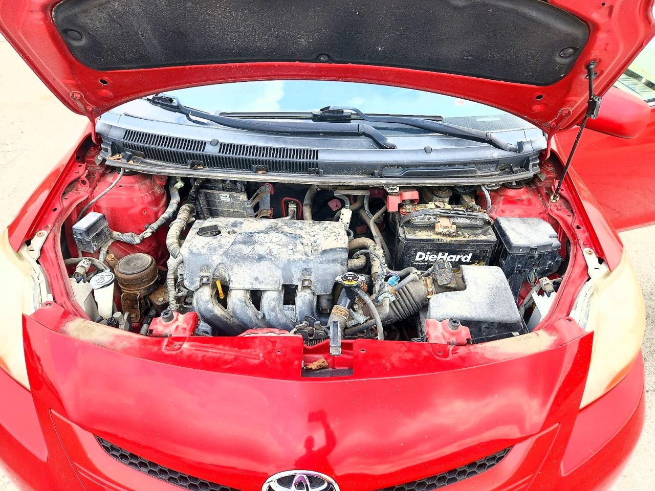 2008 Toyota Yaris Base Red vin: JTDBT903084020686