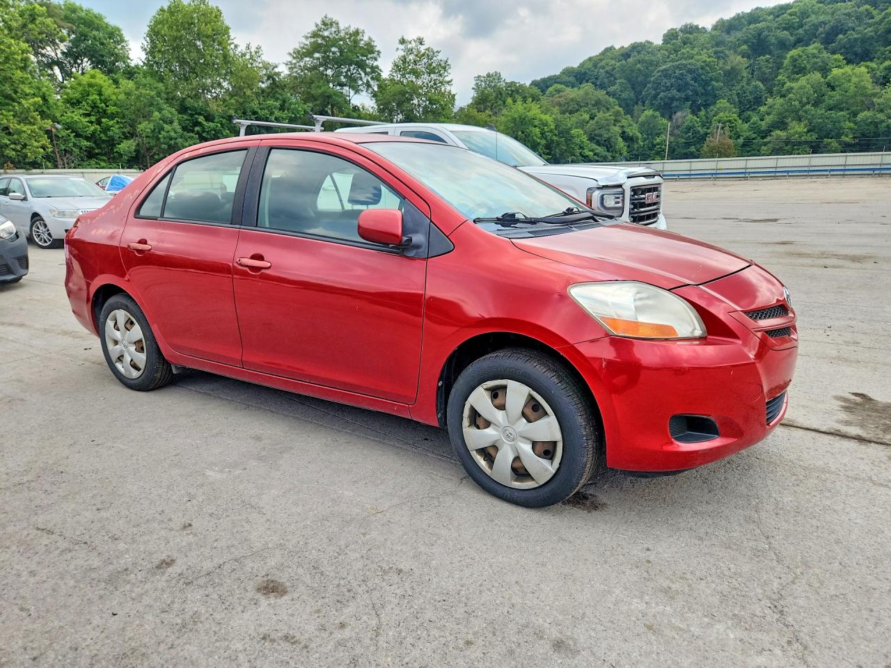 2008 Toyota Yaris Base Red vin: JTDBT903084020686