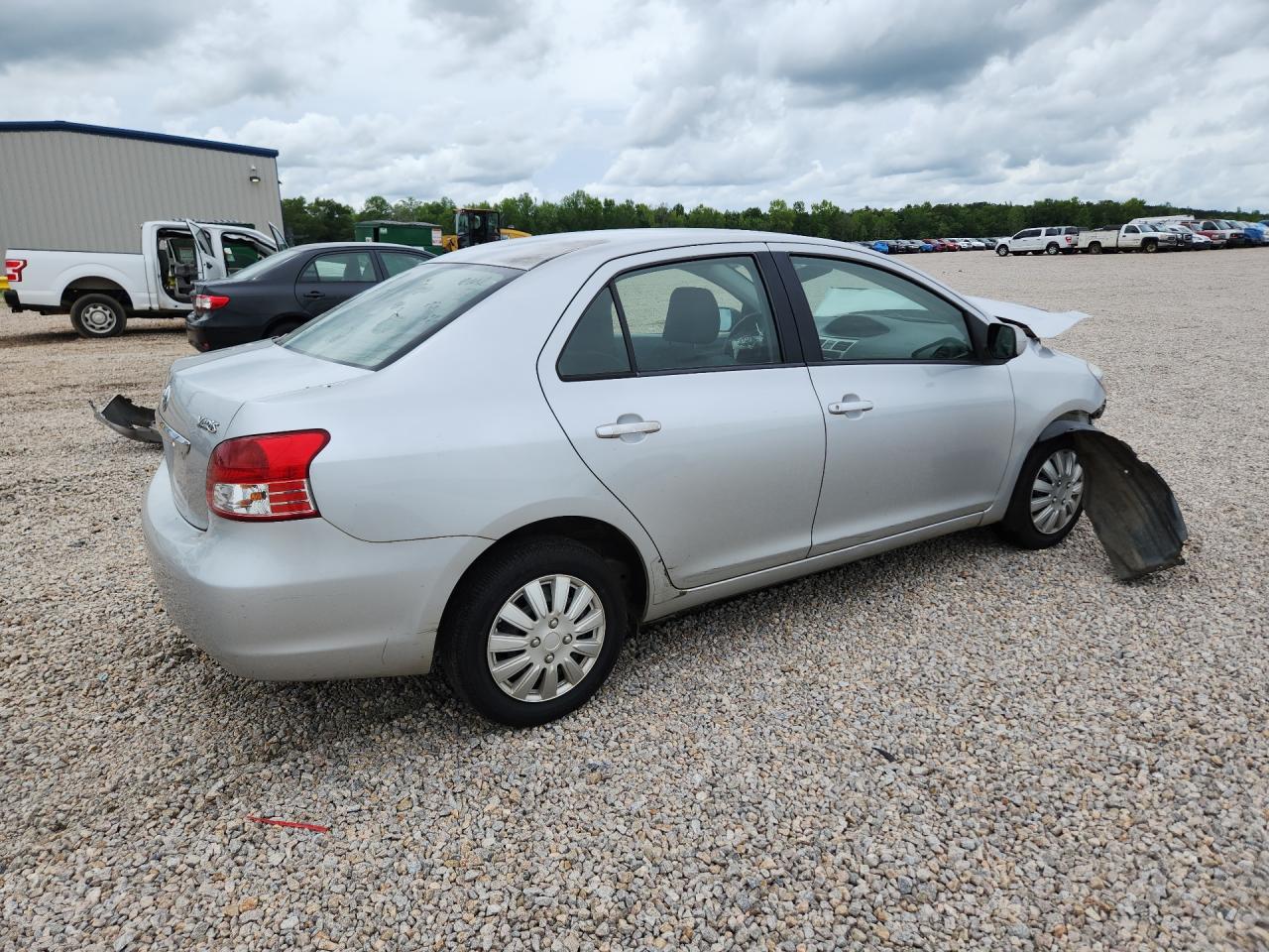2009 Toyota Yaris Base Silver vin: JTDBT903091305763