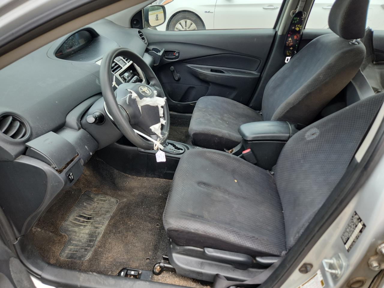 2009 Toyota Yaris Base Silver vin: JTDBT903091305763