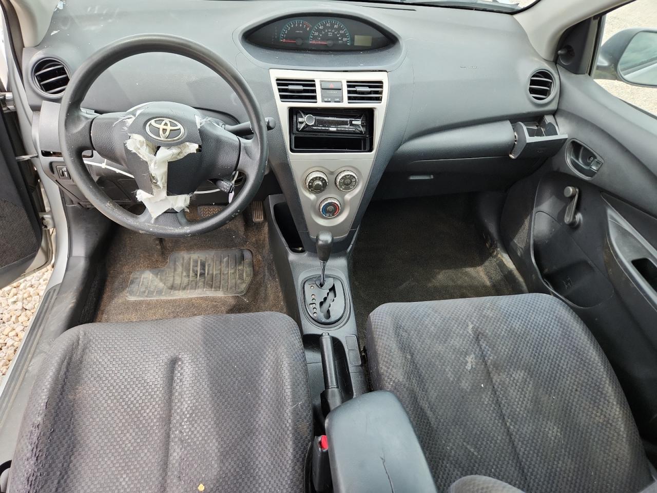 2009 Toyota Yaris Base Silver vin: JTDBT903091305763