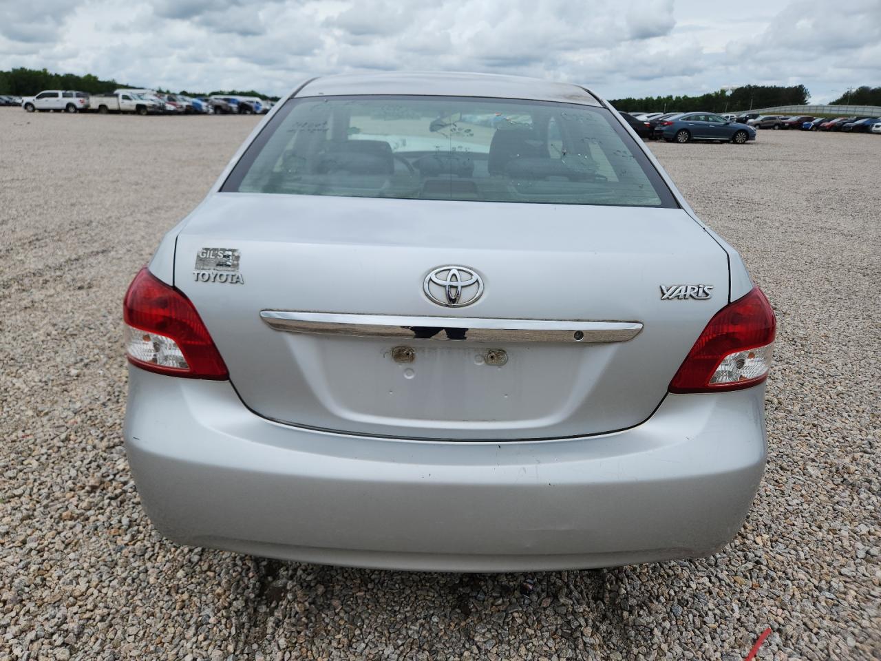 2009 Toyota Yaris Base Silver vin: JTDBT903091305763