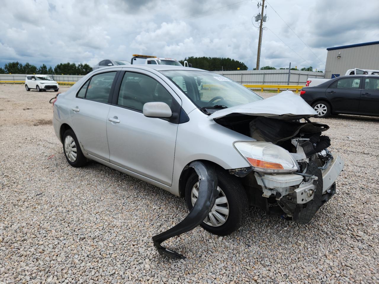 2009 Toyota Yaris Base Silver vin: JTDBT903091305763