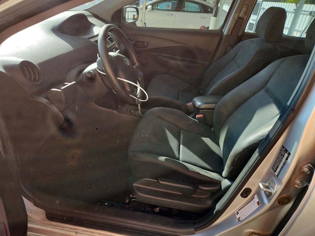 2009 Toyota Yaris Серебряный vin: JTDBT903091321798