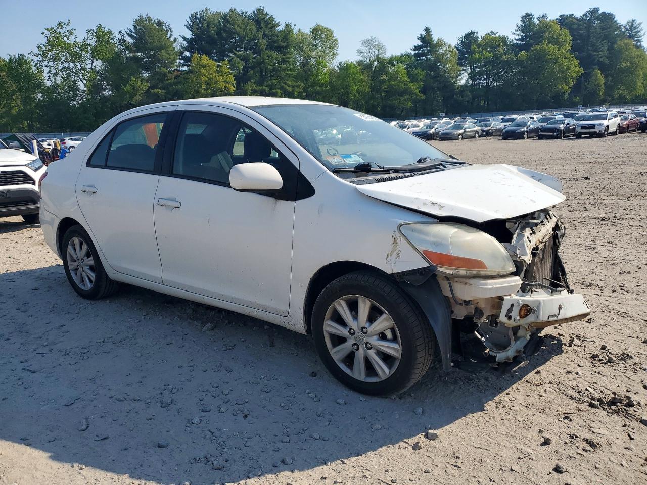 2009 Toyota Yaris Base White vin: JTDBT903091343669