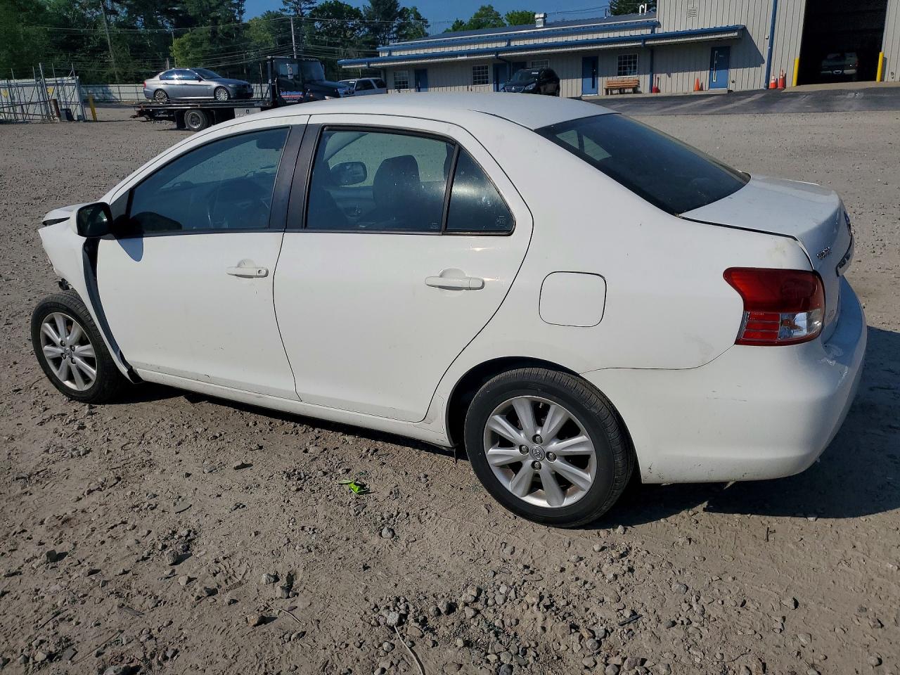 2009 Toyota Yaris Base White vin: JTDBT903091343669