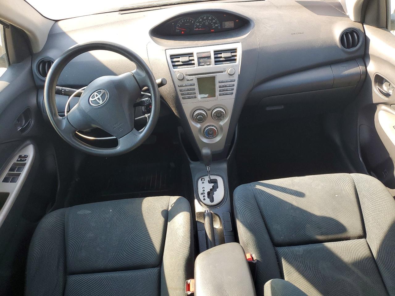 2009 Toyota Yaris Base White vin: JTDBT903091343669