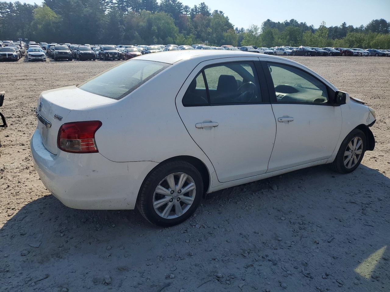 2009 Toyota Yaris Base White vin: JTDBT903091343669