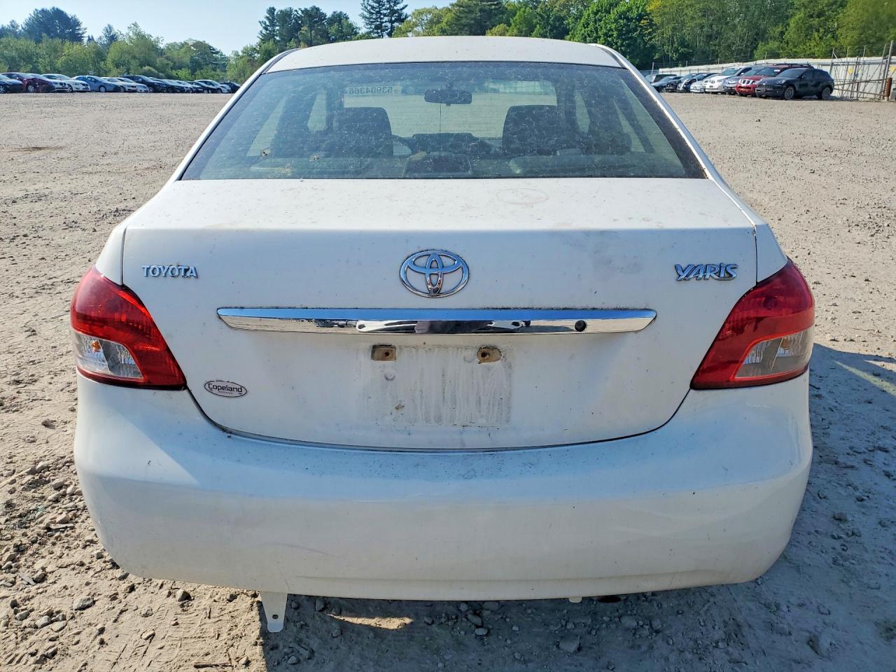 2009 Toyota Yaris Base White vin: JTDBT903091343669