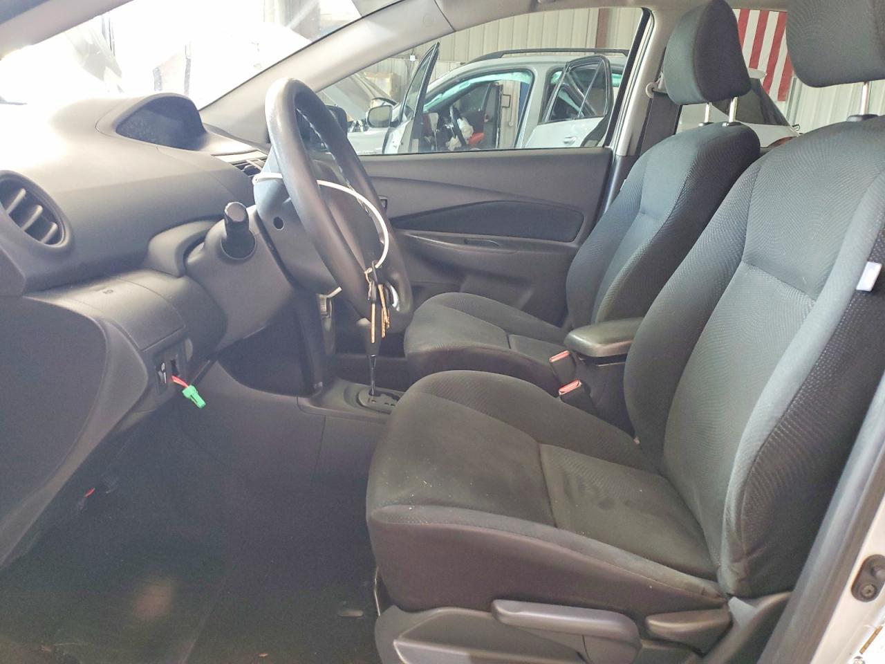 2009 Toyota Yaris Base Silver vin: JTDBT903094042950