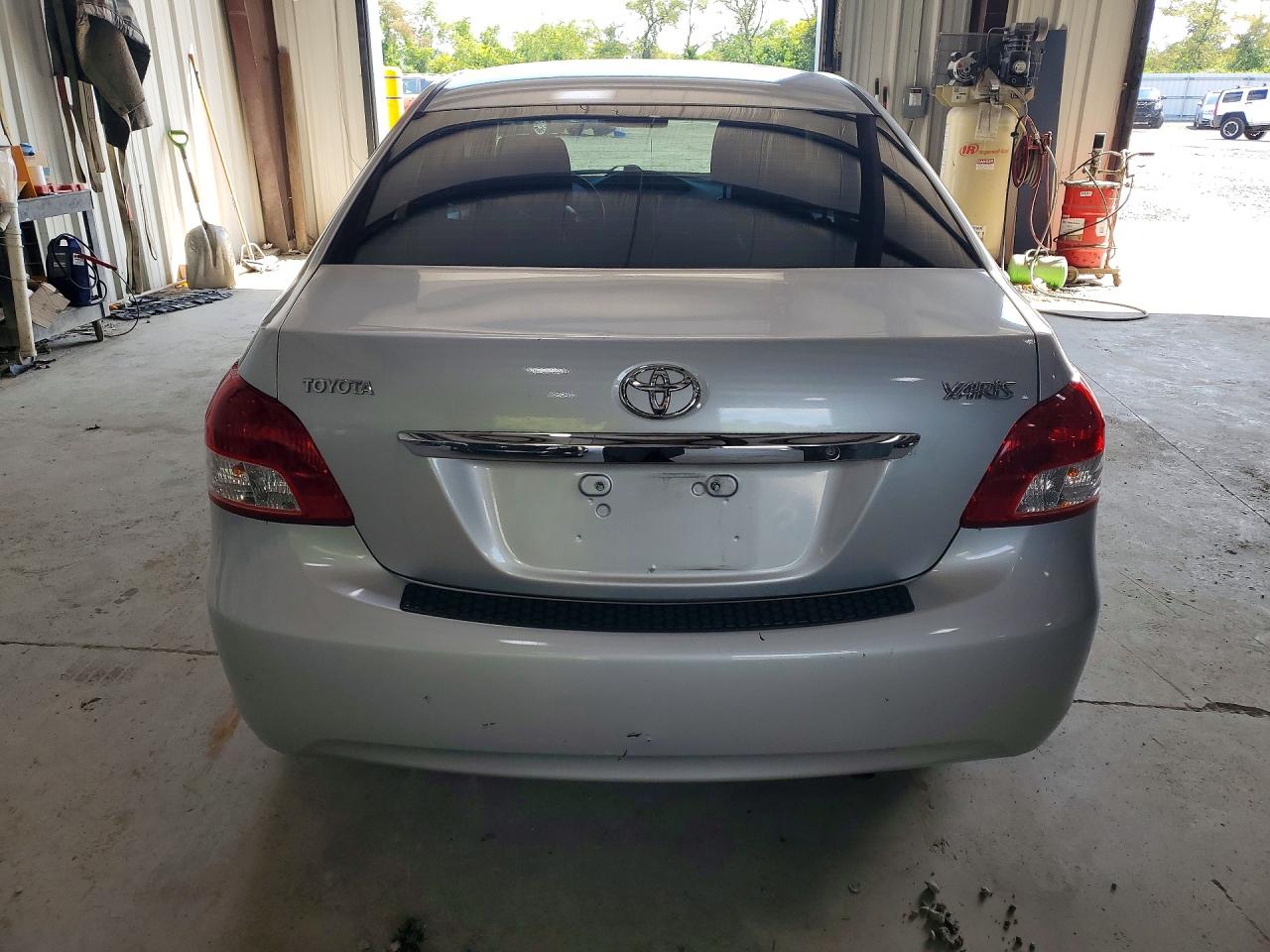 2009 Toyota Yaris Base Silver vin: JTDBT903094042950