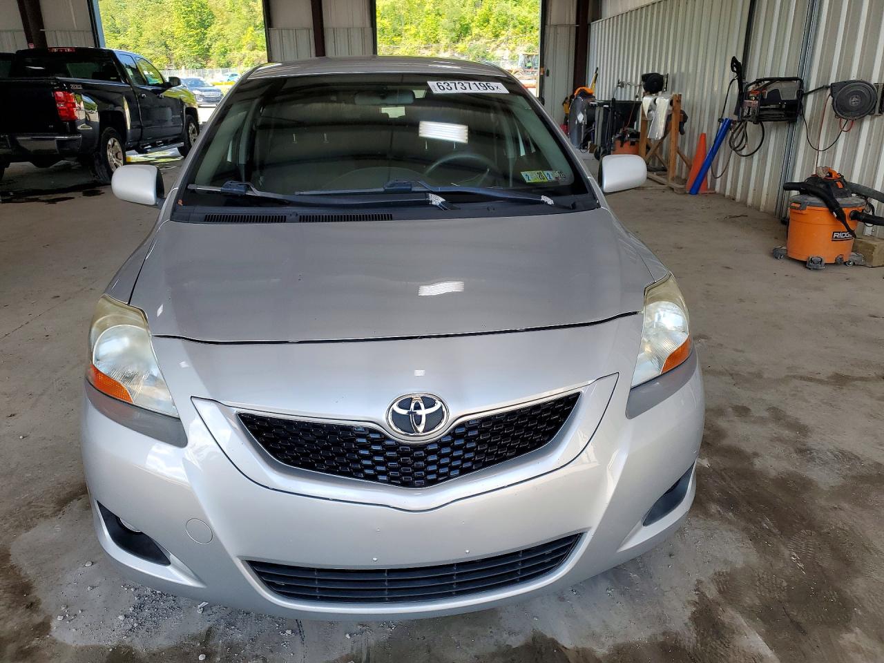 2009 Toyota Yaris Base Silver vin: JTDBT903094042950