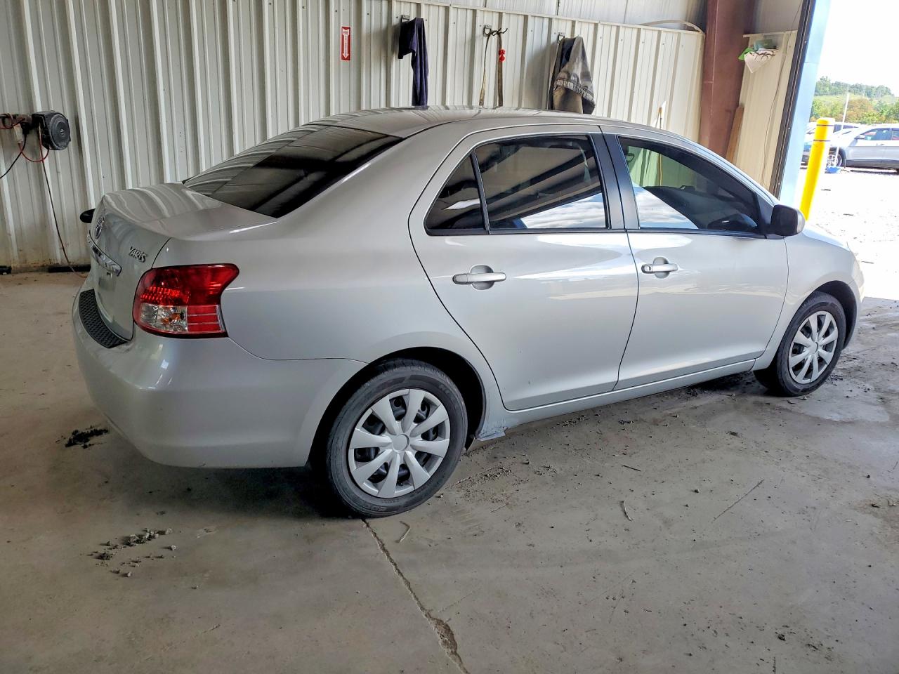 2009 Toyota Yaris Base Silver vin: JTDBT903094042950