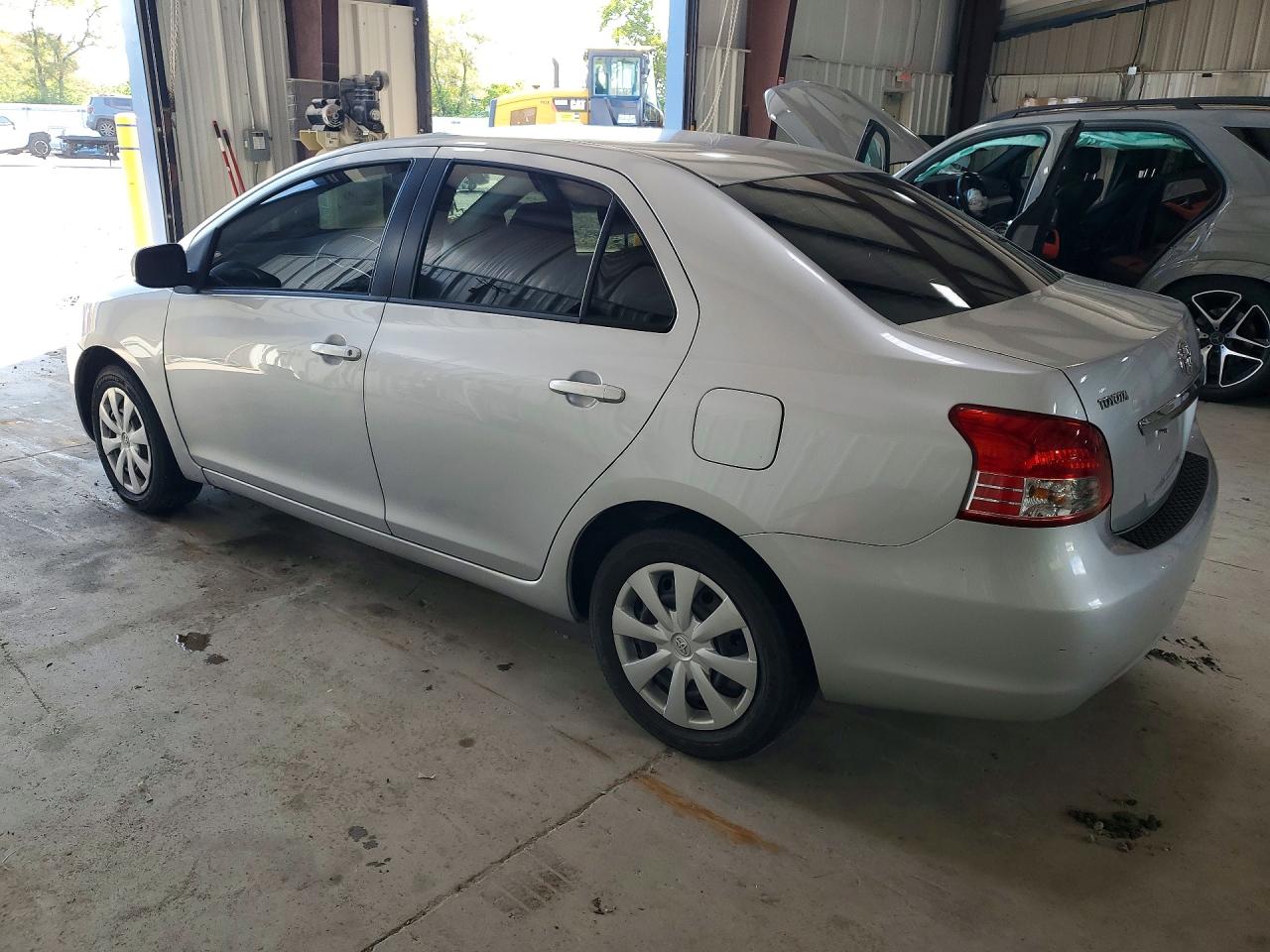2009 Toyota Yaris Base Silver vin: JTDBT903094042950