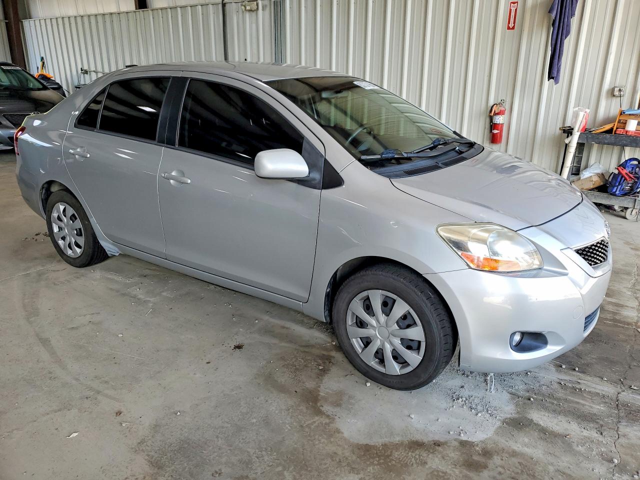 2009 Toyota Yaris Base Silver vin: JTDBT903094042950