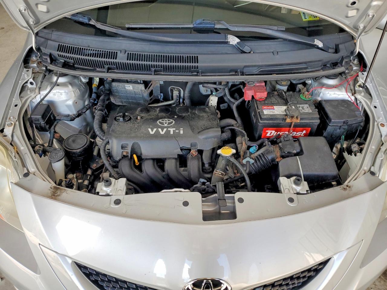 2009 Toyota Yaris Base Silver vin: JTDBT903094042950