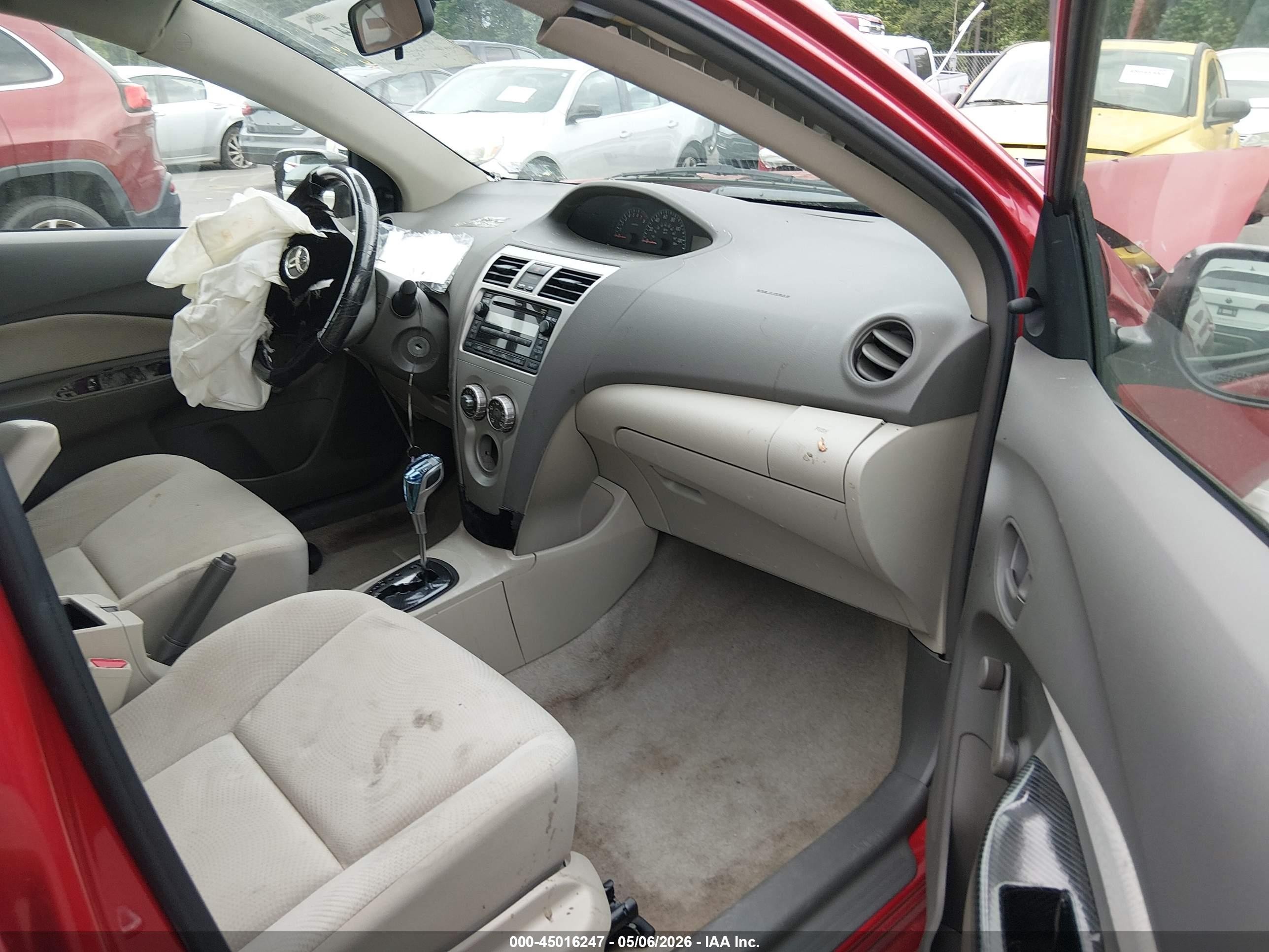 2009 Toyota Yaris   Красный vin: JTDBT903094048764