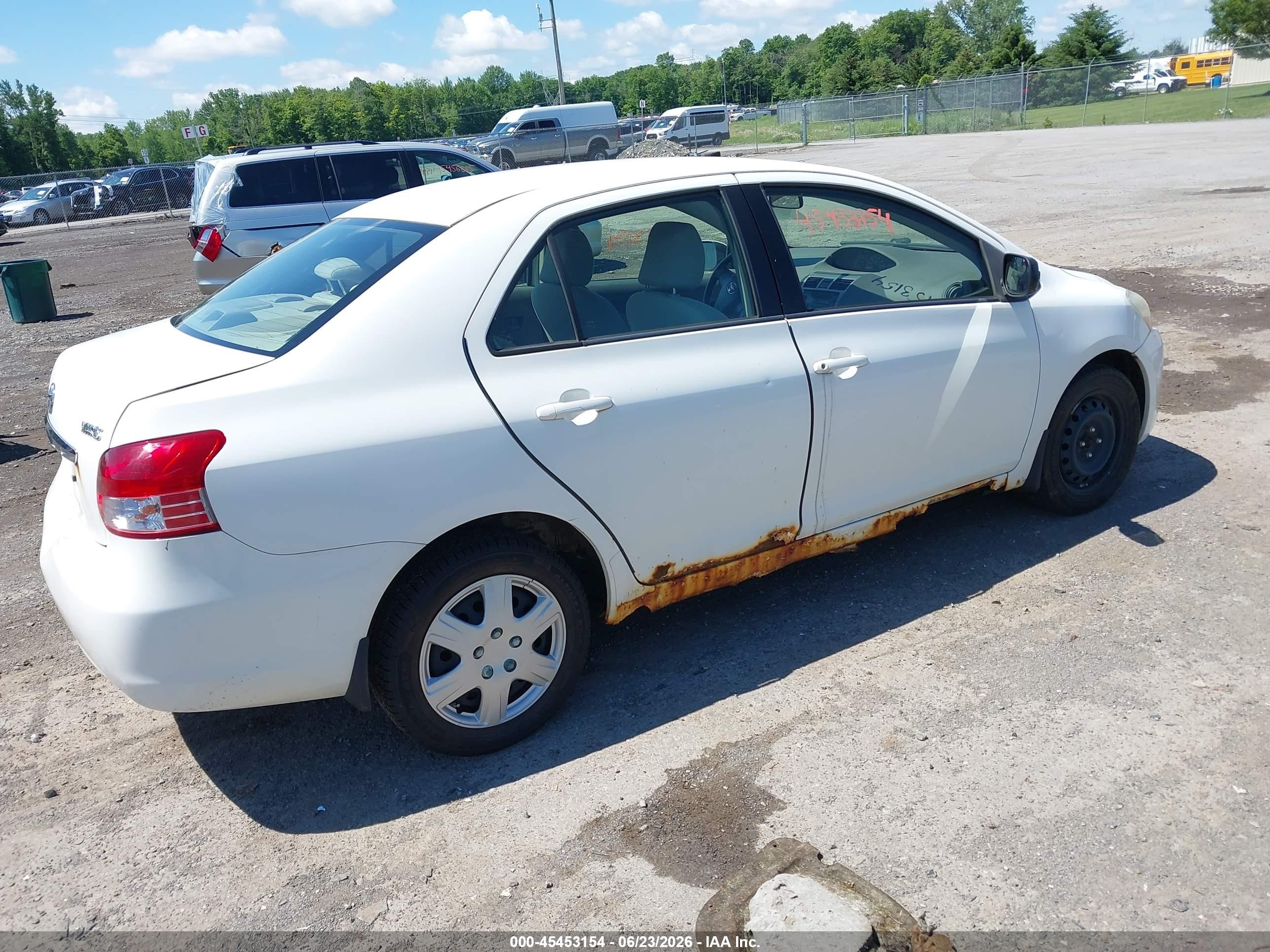 2009 Toyota Yaris   White vin: JTDBT903194046845