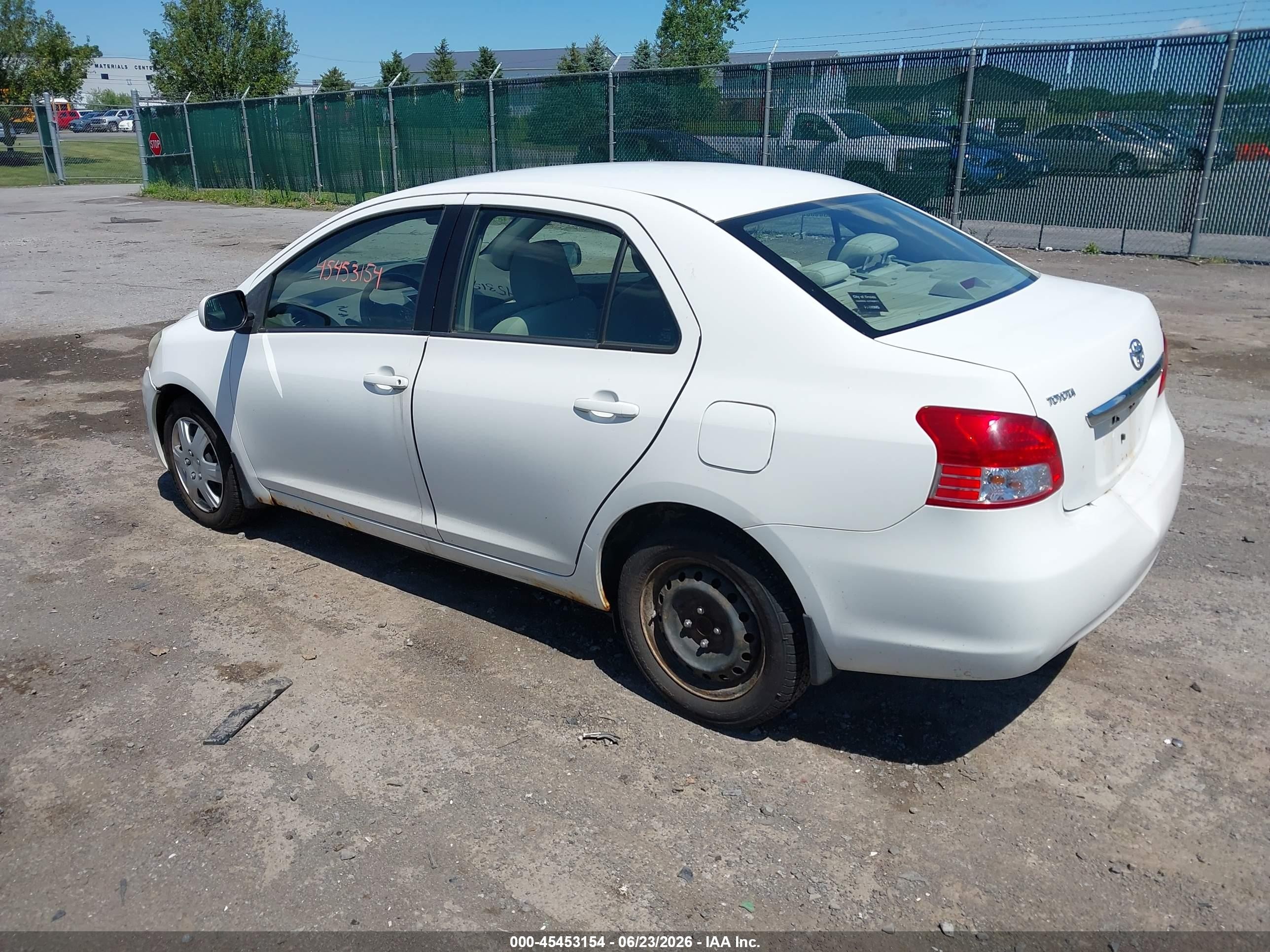 2009 Toyota Yaris   White vin: JTDBT903194046845