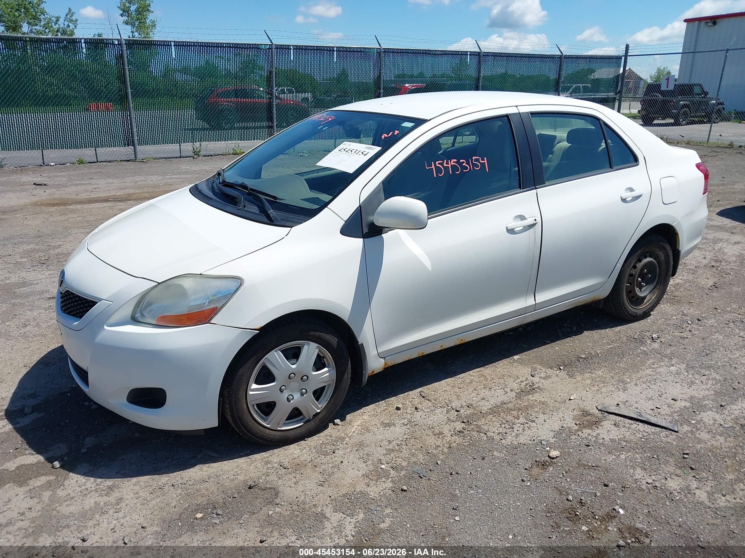 2009 Toyota Yaris   White vin: JTDBT903194046845