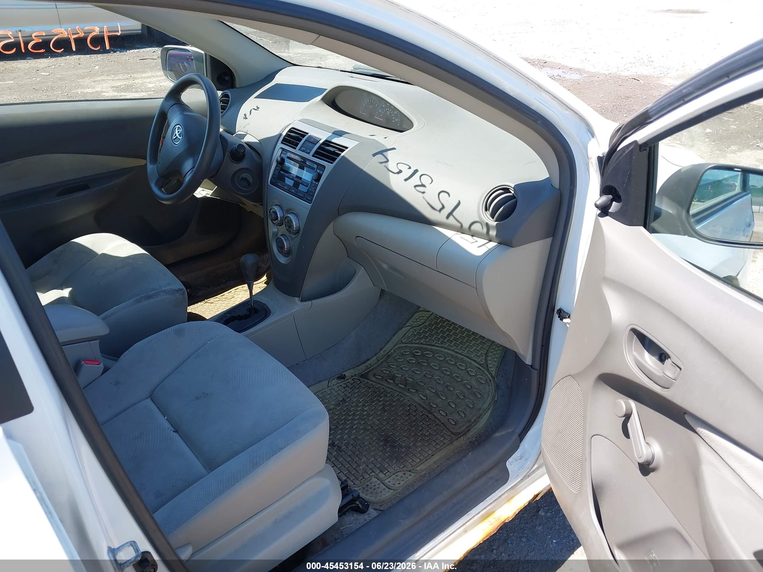 2009 Toyota Yaris   White vin: JTDBT903194046845